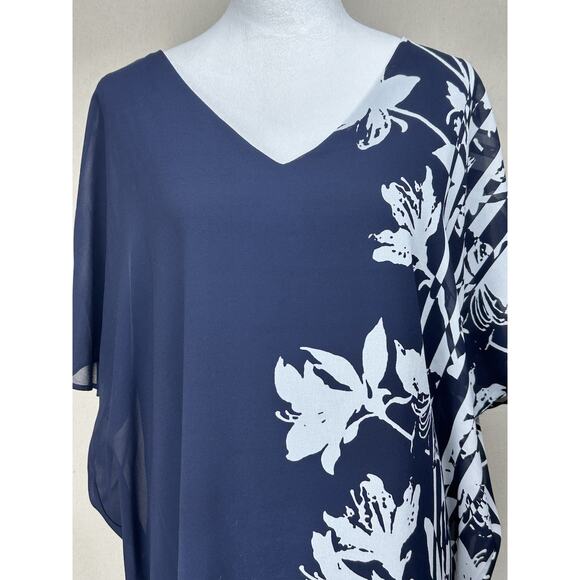 Roz & Ali Women’s Sz 1X Top Blouse Navy White Florals Asymmetrical Hem Tropical - Picture 2 of 13